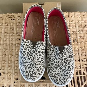 Brand new inbox Natural metallic leopard Tom’s classic size 3